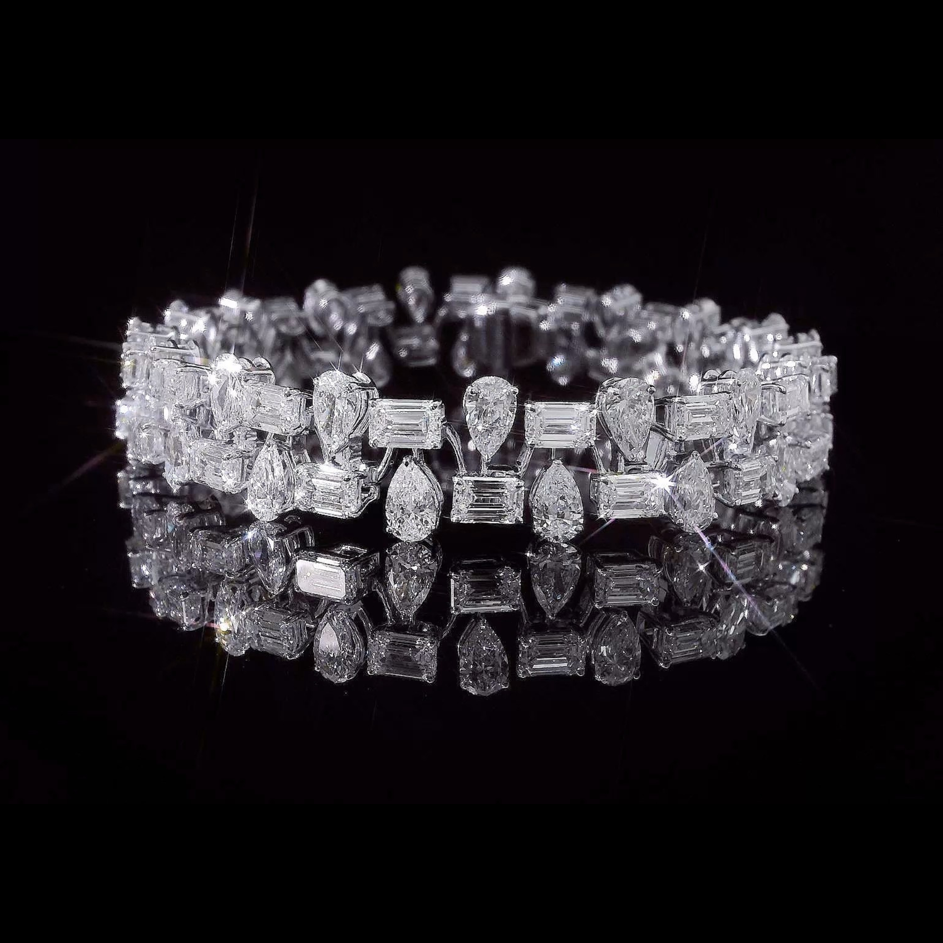 The Royal Elegance Cuff | white-gold bracelet with EF color and VVS-VS clarity diamonds