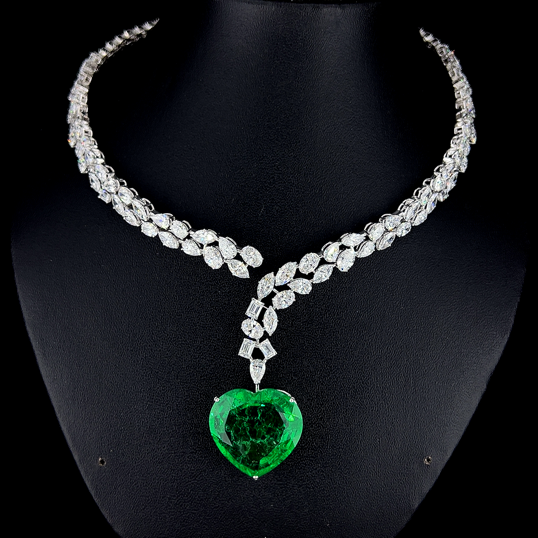 The Eternal Sovereign Collar | white-gold necklace with EF color and VVS-VS clarity diamonds