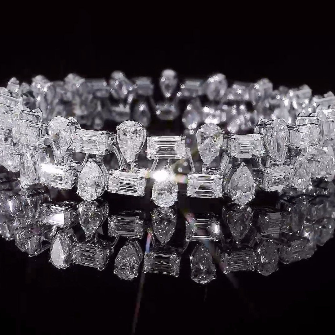 The Royal Elegance Cuff | white-gold bracelet with EF color and VVS-VS clarity diamonds