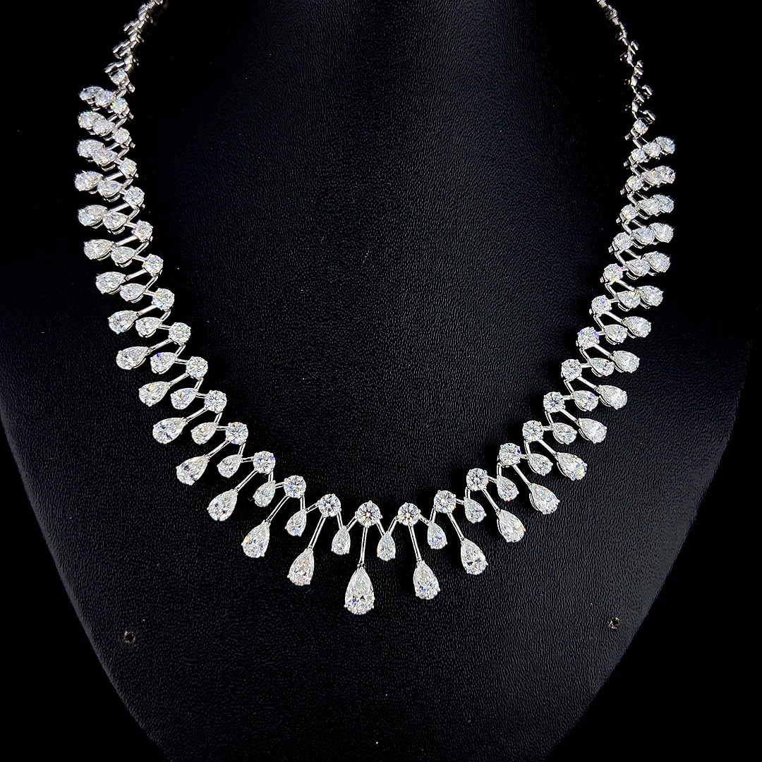 The Stellar Radiance | white-gold necklace with EFG color and VVS-VS clarity diamonds