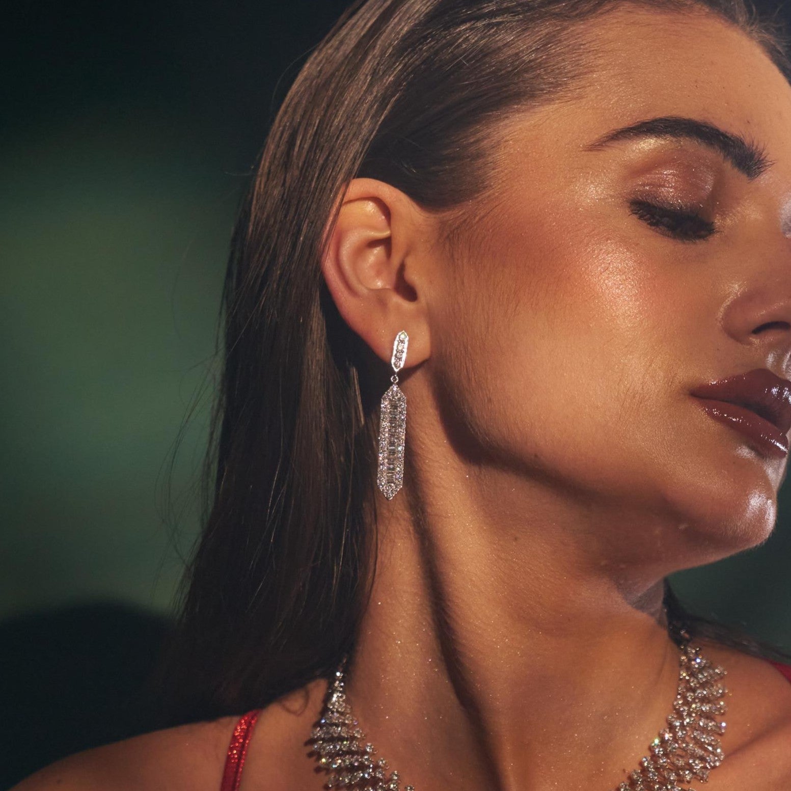 The Queen's Aura Heirlooms | white-gold earrings with EF color and VVS-VS clarity diamonds