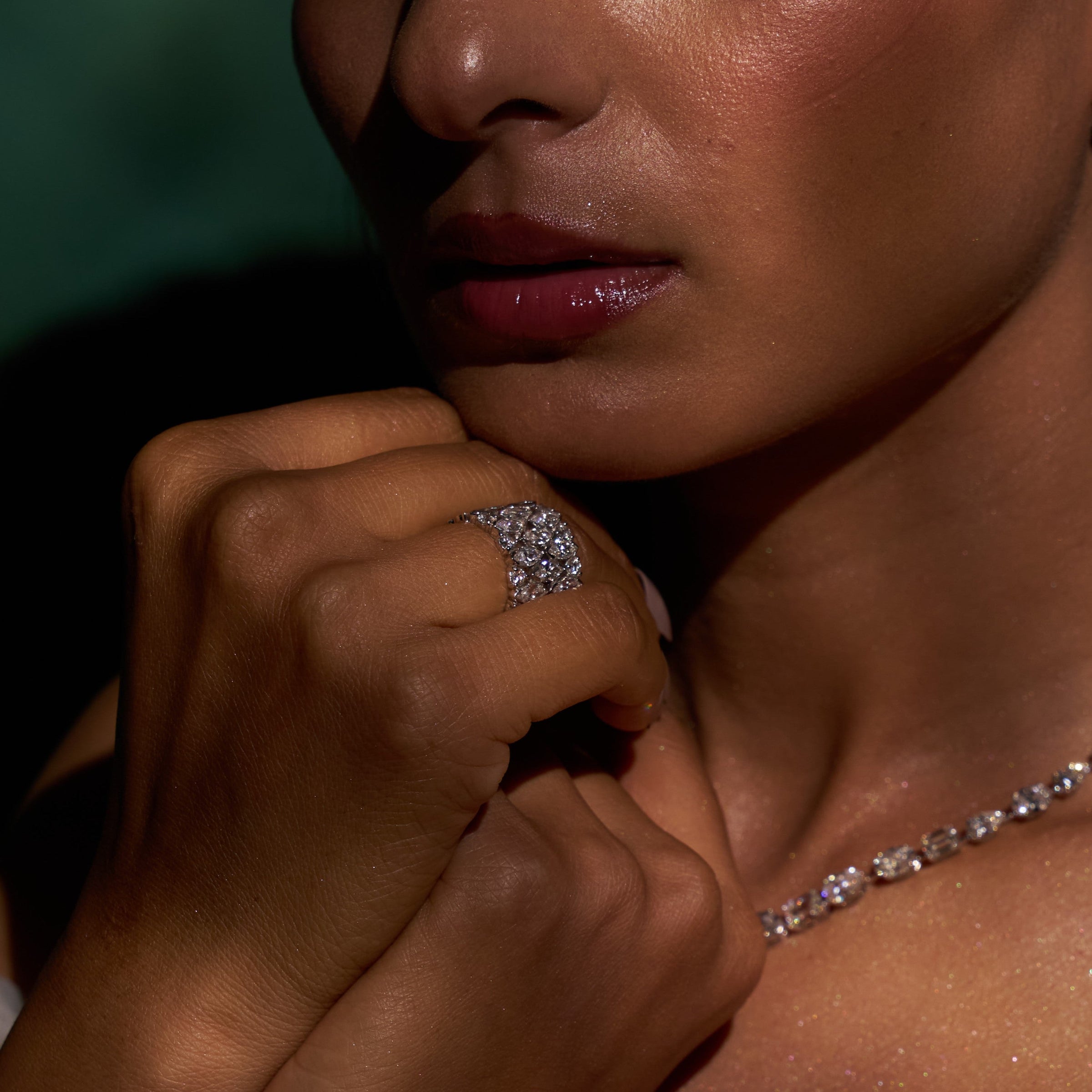 The Paradise Solitaire | white-gold ring with EF color and VVS-VS clarity diamonds
