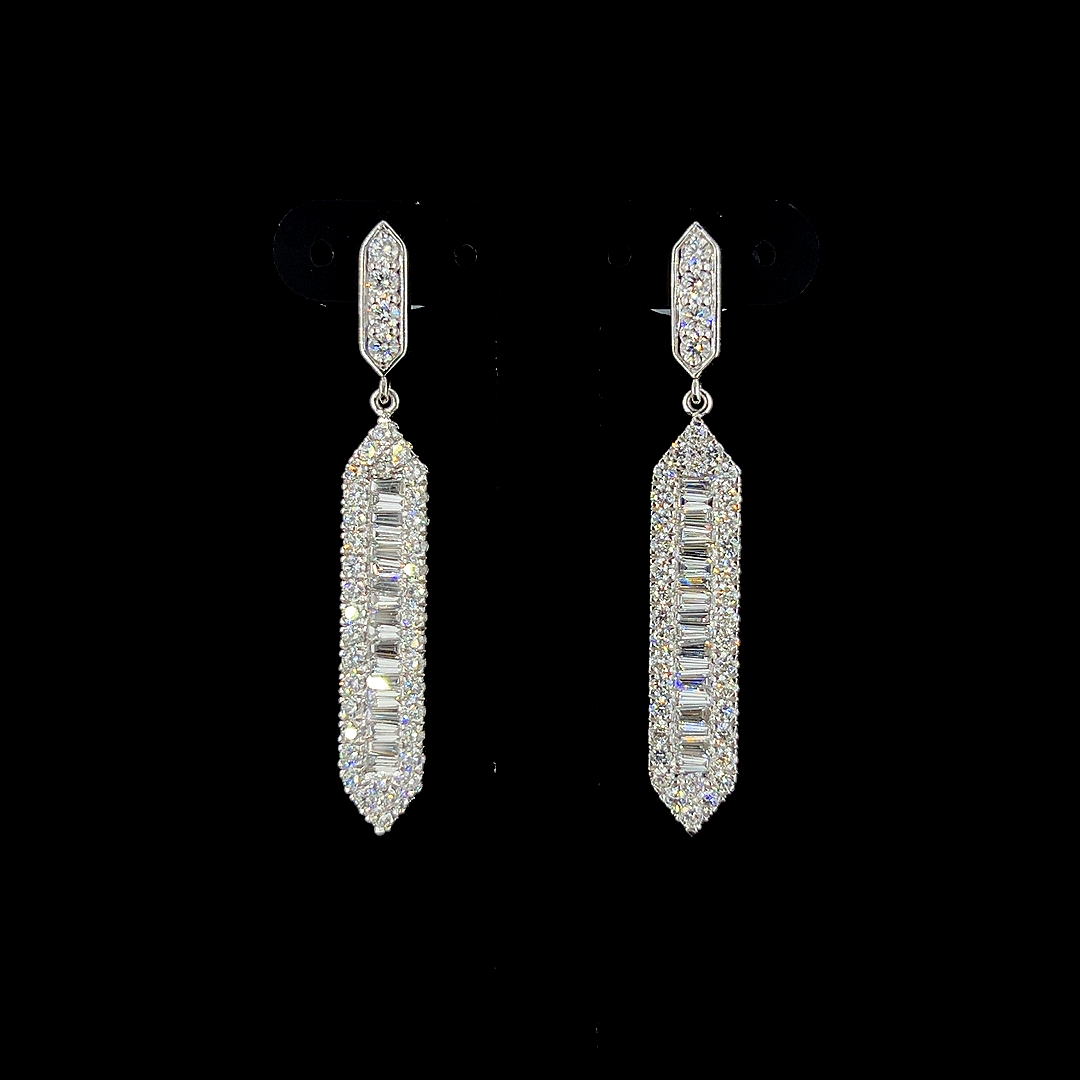 The Queen's Aura Heirlooms | white-gold earrings with EF color and VVS-VS clarity diamonds