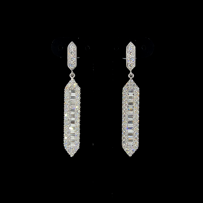 The Queen's Aura Heirlooms | white-gold earrings with EF color and VVS-VS clarity diamonds